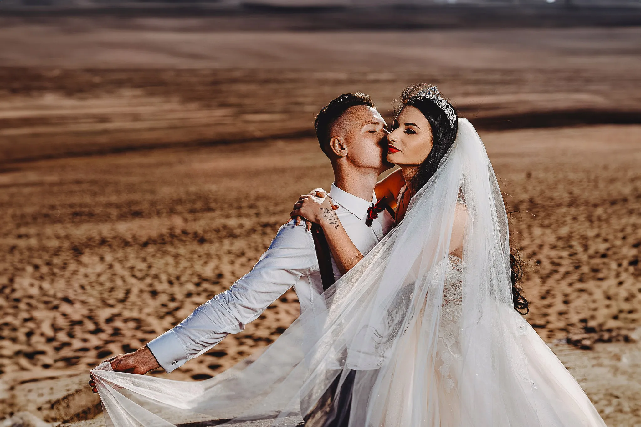 sesja slubna mlodej pary na pustyni bledowskiej w dabrowie gorniczej